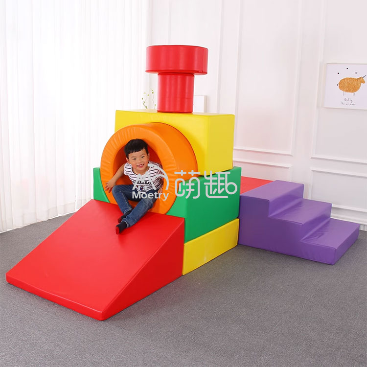 Kids Outdoor Playset - 詩の韻を踏む列車型のカラフルなフォームブロック、幼児用屋内外ソフトプレイセット、幼稚園保育園用ソフトプレイ機器（子供向け）