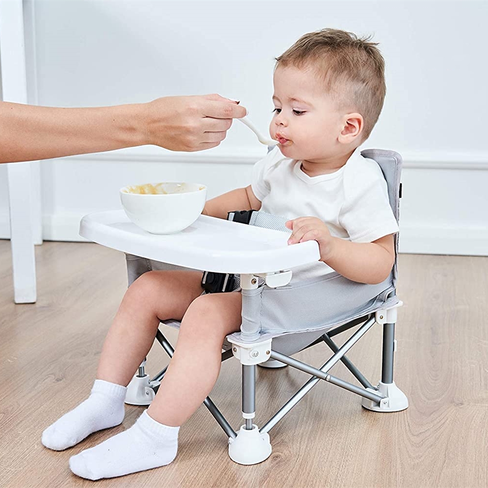 Kids Outdoor Table And Chairs - 折りたたみ椅子 ベビーキャンプチェア 折りたたみ式キャンプハイチェア 赤ちゃん用 ポータブルトラベルブースターシート フードトレイとストラップ付き